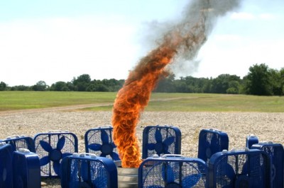 Stworzyli ogniste tornado i nagrali to w zwolnionym tempie! Oszałamiający efekt wirujących płomieni! 