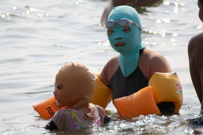 Szalona moda podbija chińskie plaże! Plażowiczki przypominają postacie z horrorów! 