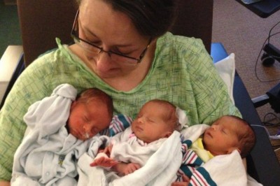 Szczęśliwa mama trzyma w rękach nowo urodzone trojaczki! Niespodziewanie, 10 dni później już nie żyje! 