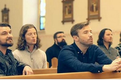 Sześciu mężczyzn zaczyna śpiewać w pustym kościele! Ich głos sprawia, że na plecach pojawiają się ciarki!