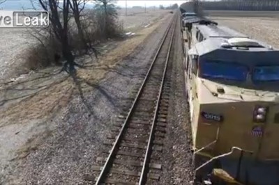 Szlaban zamknięty na pól godziny! Przejazd super długiego pociągu nagrany z drona!