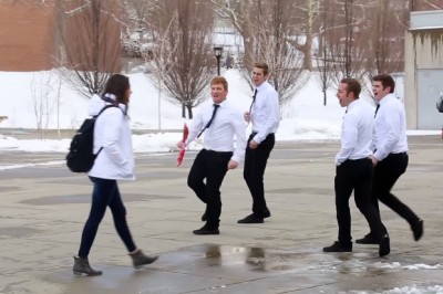 Szła ulicą sama, głęboko zamyślona! Teraz zobacz co zrobił mężczyzna w białej koszuli! 