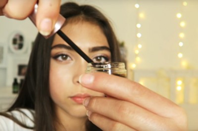 Ta naturalna odżywka domowej roboty sprawi, że rzęsy będą gęste i długie a brwi bardziej wyraziste! 