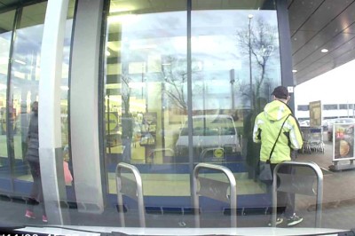 Tak się okrada Lidla! Kamerka samochodowa nagrała sposób działania złodziei