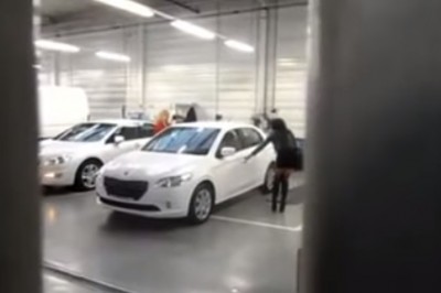 Tapeta, kozaczki, miniówki a w głowie przeciąg! Tak dwie gwiazdy odbierały auto z warsztatu!