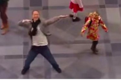 Tata nagle zaczął tańczyć na środku dworca! Zobaczcie co zrobiła jego córka na ten widok!