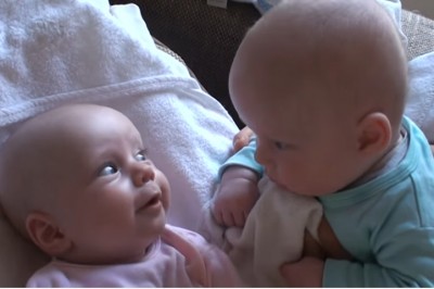 Tata nagrał niesamowitą rozmowę malutkich bliźniaków! Słuchając ich popłaczesz się ze śmiechu! 