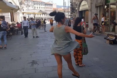 Tata namówił nieśmiałą córkę do zatańczenia na ulicy! To, co zrobiła oczarowało przechodniów! 