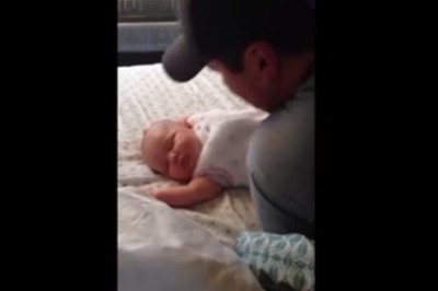 Tata schyla się, żeby pocałować swoją śpiąca córeczkę! Reakcja maleństwa jest zupełnie nieoczekiwana!