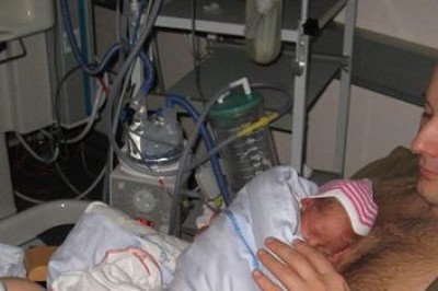 Tata trzyma na piersi nowo narodzonego bliźniaka! Nie uwierzysz kto mu pomaga z drugim!