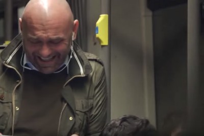 Ten człowiek został zatrudniony tylko w jednym celu! Ma się śmiać! Robi to niesamowicie! 