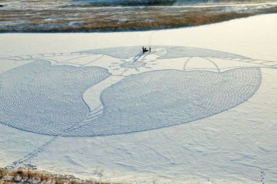 Ten facet po prostu chodzi po śniegu! W ten sposób tworzy genialne prace które zapierają dech!