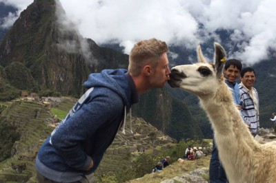 Ten facet rzucił pracę i zarobił milion dolarów podróżując. Jego historia każdego zmotywuje!