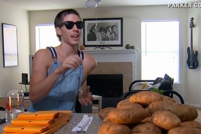 Ten mężczyzna zarabia 10 000 dolarów miesięcznie. Nie uwierzysz co sprzedaje! 