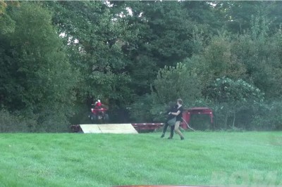 Ten żart poszedł za daleko. Koleś na oczach matki wysadza quada z synem! 