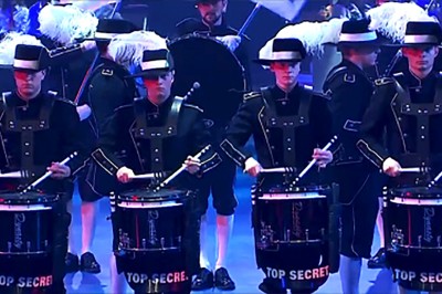 To ludzie czy już roboty ? Co za pokaz precyzji.