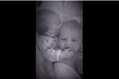 To wideo to sama słodycz! Zobacz jak nowo narodzone bliźniaki dbają jeden o drugiego! 