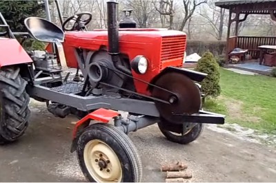 Trzeba sobie ułatwiać! Zobacz jak działa piłą mechaniczna podłączona do traktora! 