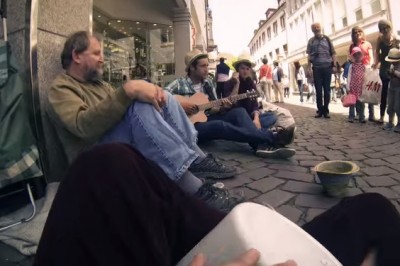 Trzech niemieckich studentów robi pozytywną niespodziankę bezdomnemu! Wielki szacunek!