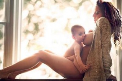 Uchwycił idealną chwile! 12 niezwykłych zdjęć kobiet karmiących swoje dzieci piersią!