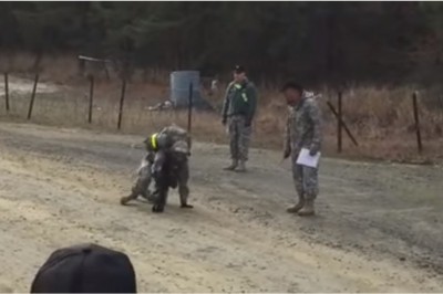 Upadła w błoto i nie mogła się podnieść! Zobacz jak potraktowali ją inni żołnierze! 