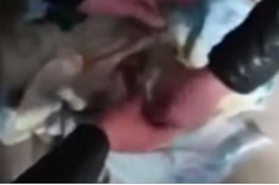 Usłyszał ciche jęki w toalecie! Gdy wchodzi do środka znajduje tam worek, a w nim coś się rusza! 