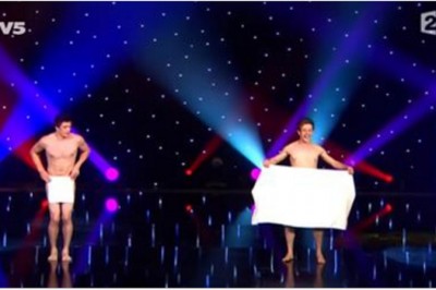 W samych ręcznikach wyszli na scenę! Gdy jeden ręcznik opadł publiczność płakała ze śmiechu!