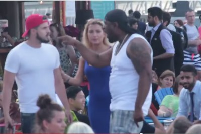 Wielki murzyn zarywał do jego żony. Szybko nauczył go manier. Przesadził ? 