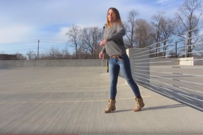 Wkłada słuchawki i po prostu zaczyna tańczyć! Niesamowity pokaz freestyle.