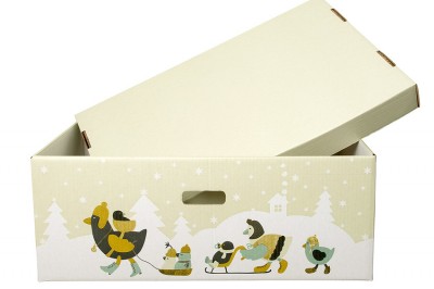 Wkłądają dzieci do kartonowych pudełek. Są z tego naprawdę dumni.