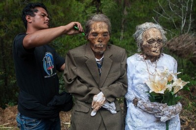 Wyciągają zwłoki swoich bliskich z grobów i robią sobie z nimi zdjęcia! Szokujący festiwal na końcu świata! 