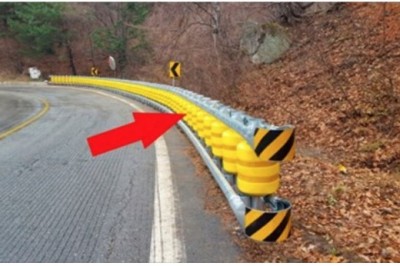 Wygląda jak zwykła bariera drogowa ale zobacz co się dzieje gdy uderza w nią rozpędzony autobus! Szok!