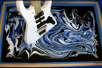 Wygląda po prost obłędnie! Malowanie gitary przy użyciu hydrografiki!