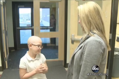 Wyrzucili jej córkę ze szkoły bo ogoliła głowę na łyso! Wtedy mama otworzyła komputer i uciszyła wszystkich!