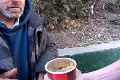 Wziął od bezdomnego kubek z jego kawa! To co zrobił po chwili, wywołało jego łzy! 