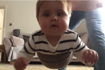 Wziął zwykły koc i kamerę, żeby zadbać o rozrywkę malucha. Wujek roku! 