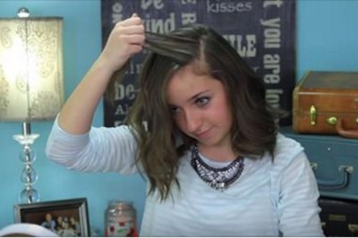 Zaczesała włosy w bok i zaczęła je skręcać! Po chwili na głowie miała niezwykły wodospad włosów! 