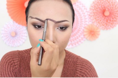 Zaczęła łączyć swoje brwi kreską! Po chwili stworzyła coś tak niezwykłego, że zaniemówiłam!