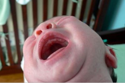 Zapłakana matka próbuje połączyć główkę dziecka z tułowiem! Ta prawdziwa historia jest wstrząsająca! 