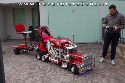 Zazdroszczę temu dzieciakowi! Tatuś zbudował najlepszy wózek dla swojego synka!