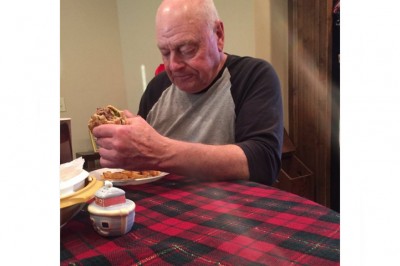 Zdjęcie samotnego dziadka opuszczonego przez wnuki podbiło internet! Poznaj jego historię!