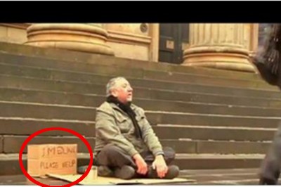 Zmienili niewidomemu kartkę na której prosił o pieniądze! Ludzie widząc napis, stawali zaskoczeni! 