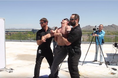 Zobacz co się dzieje z ludzkim ciałem po trafieniu paralizatorem. 