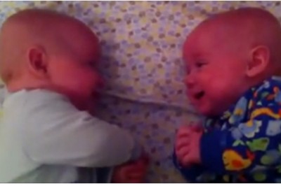 Zostawili bliźniaki na chwilę same! Gdy rodzice wrócili byli bardzo zaskoczeni!