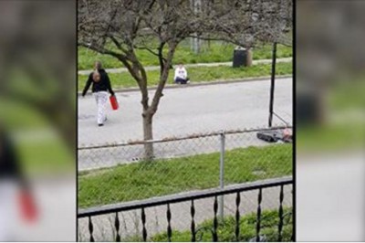 Śmiali się z niego bo nosi stare buty swojej mamy! Wtedy 13 letnia dziewczynka podchodzi z czerwonym pudełkiem!