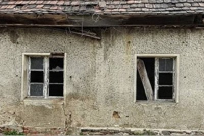 W oknie opuszczonej ruiny kobieta widzi  chłopca! Gdy policjanci weszli do środka byli zszokowani!