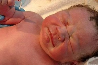 Te dziecko nie miało się nigdy urodzić! Dowód na to trzymało w swojej ręce gdy przyszło na świat!