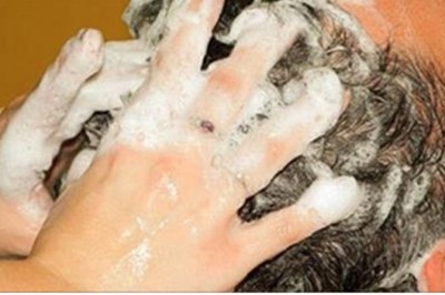 Do szamponu dodała odrobinę sody oczyszczonej! Gdy spojrzała w lustro, nie mogła uwierzyć w to, co widzi!