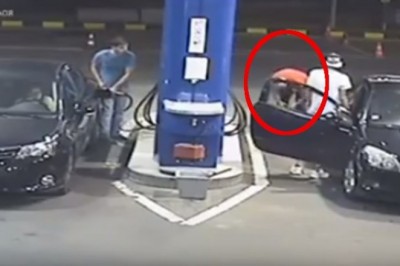 Nie chciał zgasić papierosa na stacji benzynowej! Wtedy pracownik wychodzi i chwyta gaśnicę!