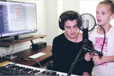 Nagrywał swój przebój kiedy „przeszkodziła” mu siostra! Ciężko uwierzyć, że dysponuje takim głosem!